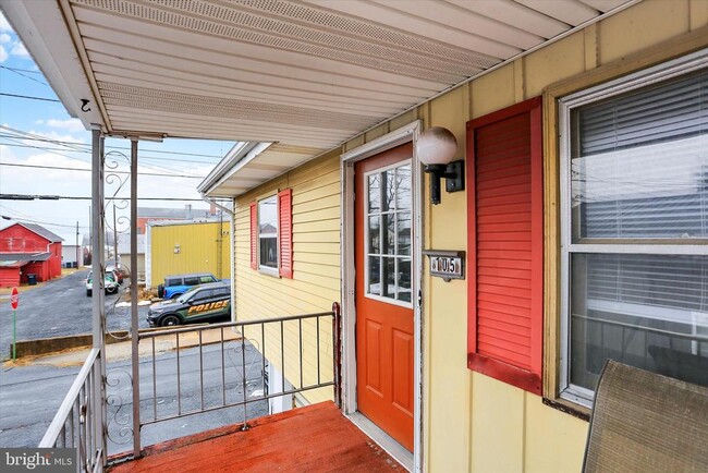 Photo - 105 W Main St