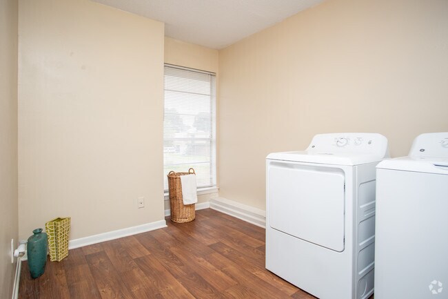 1BD/1BA - 650 SF Dining Room