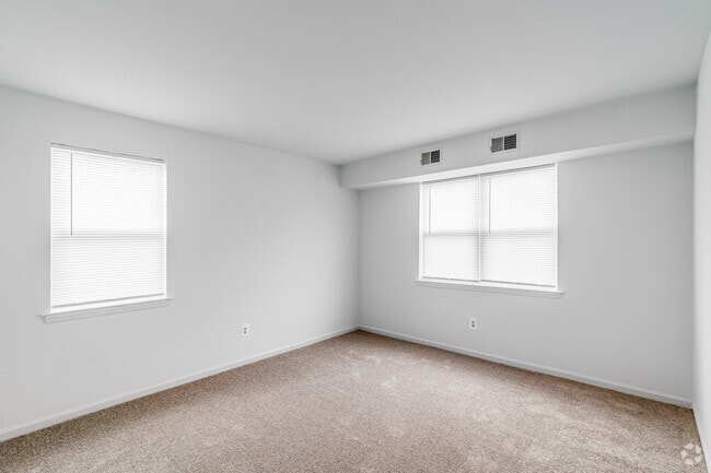 2BR, 2BA - 1000SF - Primary Bedroom