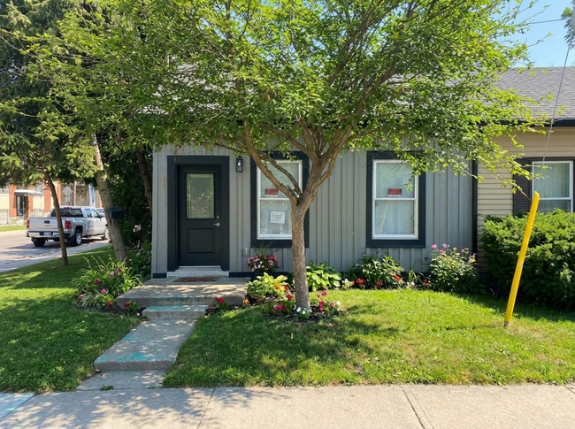 Building Photo - Gorgeous 1 Bedroom House with Loft