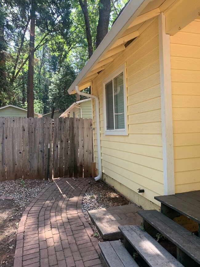 Building Photo - Beautiful Move in Ready 3 bedroom 2 bath home in Established neighborhood