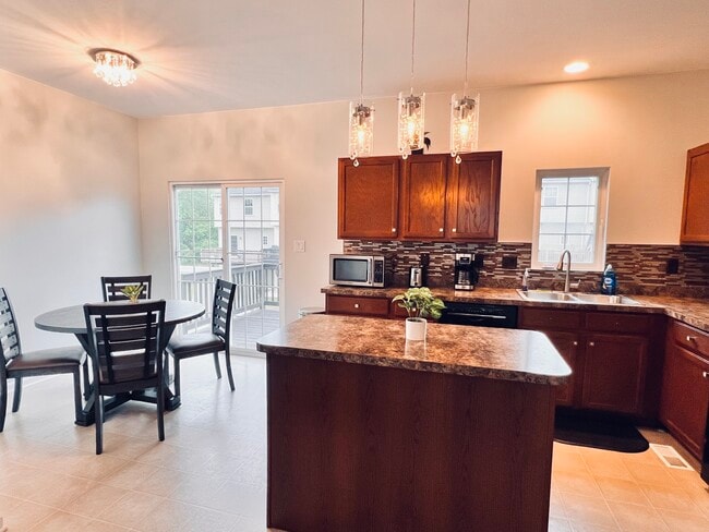 Fully equipped eat-in kitchen with dishwasher, back deck access. - 4148 Strawbridge Ct Unit Entire Home