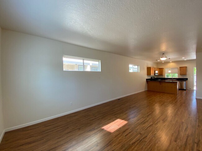 1011 Coburg Rd Unit 1011co