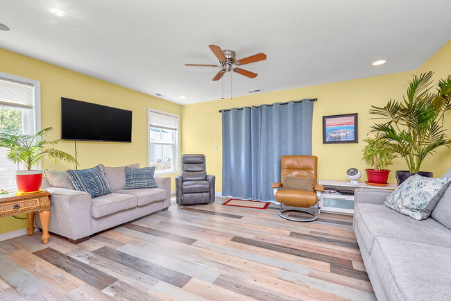 Photo - 9573 6th Bay St