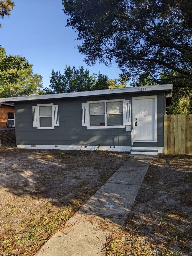 Building Photo - 2/1/ home in St. Pete