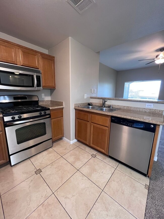 Building Photo - CLEAN 2 bed 2 bath condo!