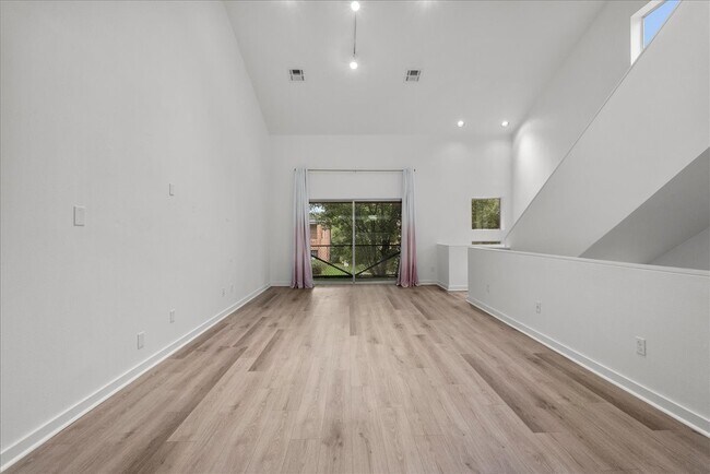 Photo - 2453 Wentworth St