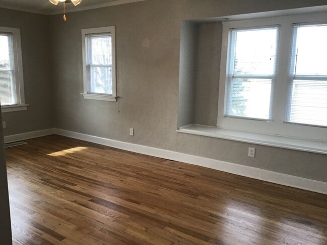 Photo - Single Family Home 3 beds 2 full bath Available Now!