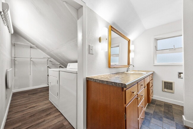 Building Photo - REMODELED Adorable upper-floor "duplex." O... Unit B