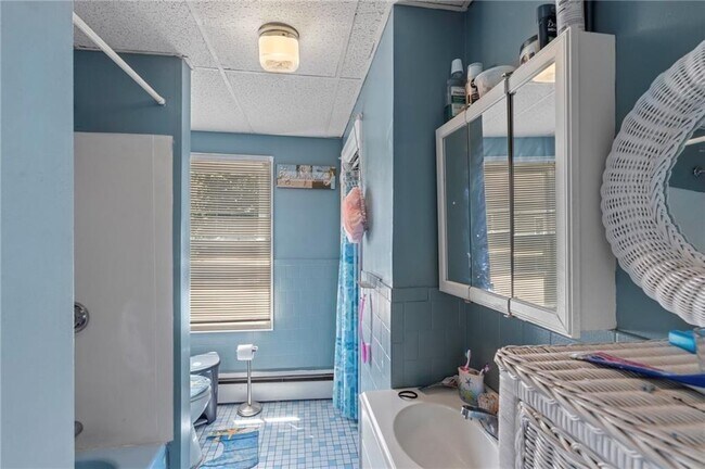 Photo - 528 Lonsdale Ave