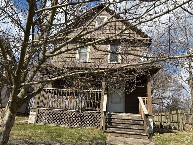 Building Photo - Section 8 Accepted! Spacious Newly Renovat... Rental