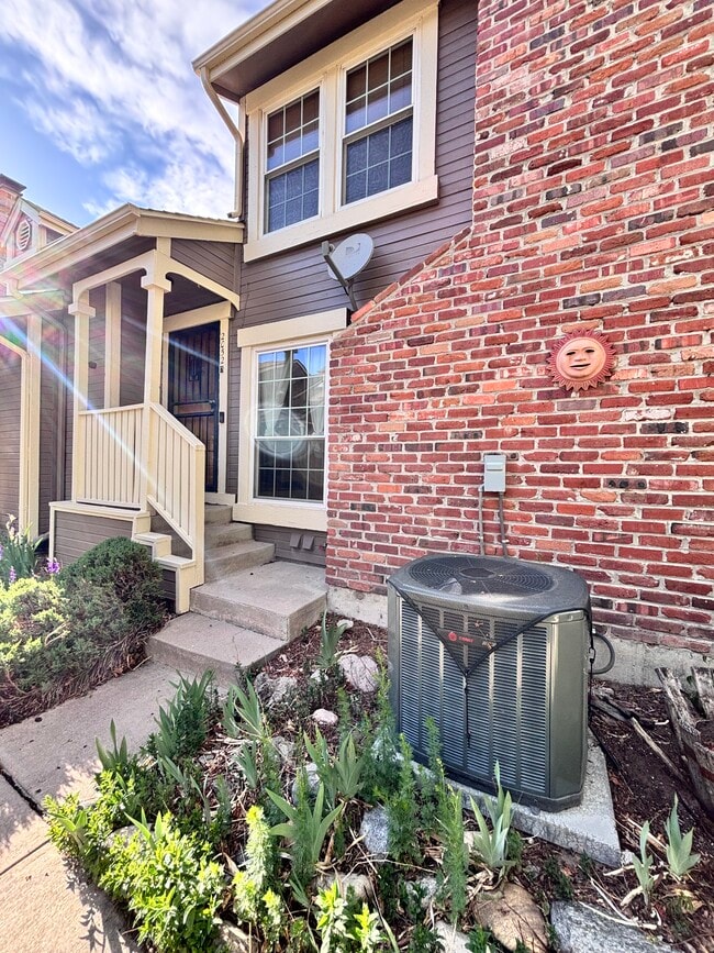 Building Photo - 2052 S Helena St Unit E