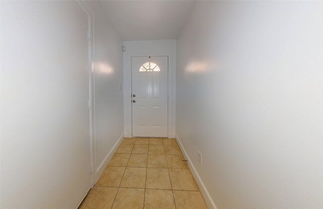 Photo - 8715 Meadowcroft Dr Unit 902