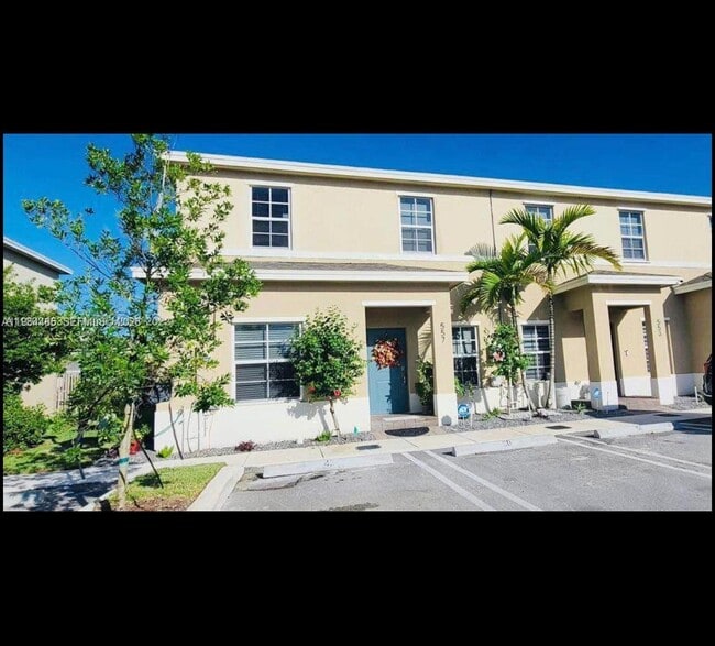 Photo - 557 NE 5th Pl