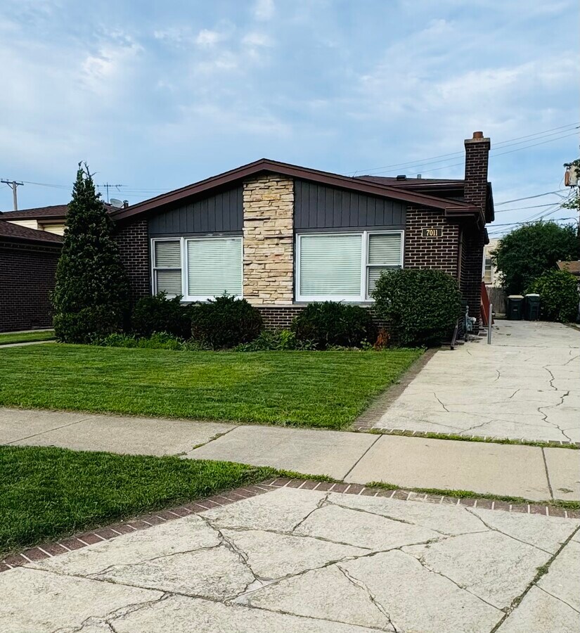 Photo - 7011 N Hamlin Ave