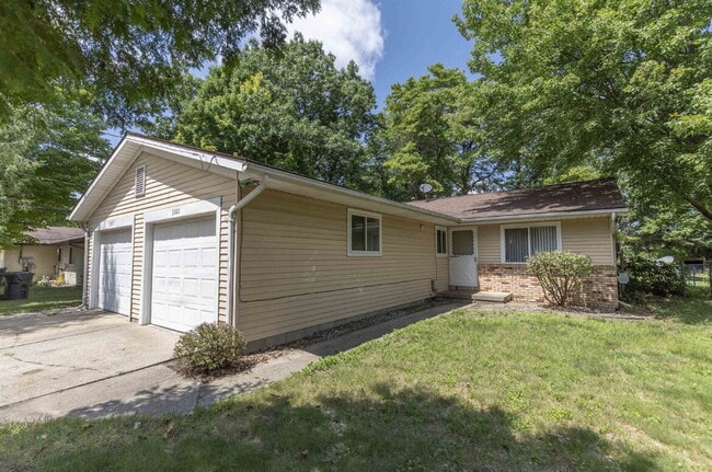 Building Photo - 2 Bedroom Duplex with Attached Garage $105... Rental