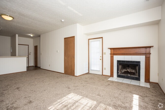 3BR, 3BA - 1,353 SF