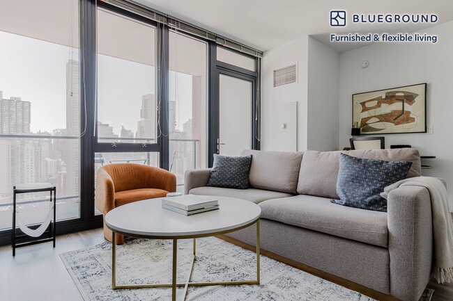 Building Photo - 637 N Wells St Rental