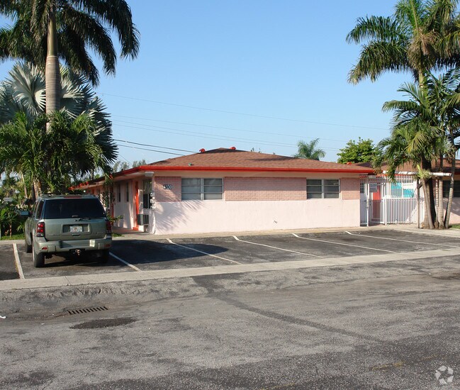 Photo - Golden Palm Apartments