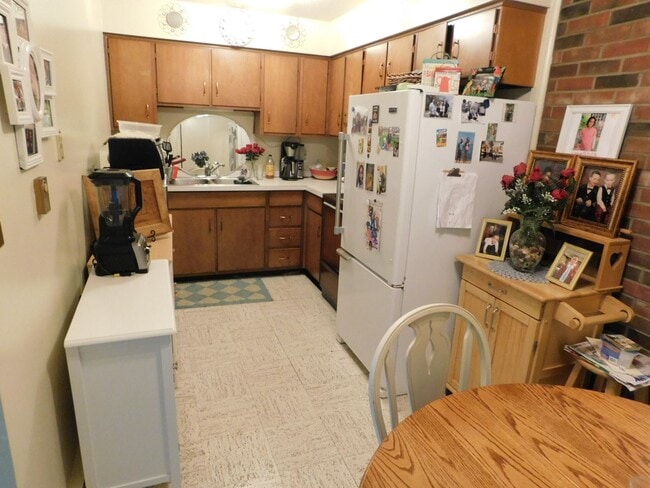 Photo - AVAILABLE NOW! Exceptional centrally located One bedroom Millcreek Apartment near LECOM One bedro... Unit 1553 W Grandview Blvd