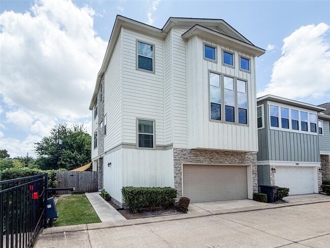 Building Photo - 1803 Crestdale Dr