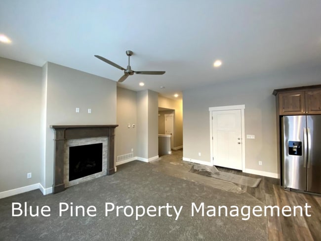 Photo - 1000 Sloane Way