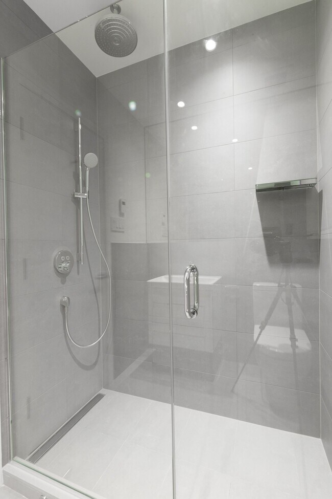 Building Photo - 2100 Rue du Fort Unit 112