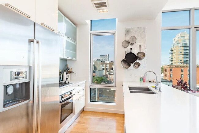 Building Photo - Wonderfully large and light-filled, this s... Rental