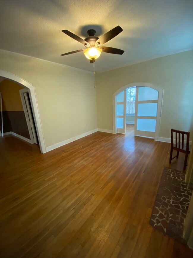 Photo - 156 College St