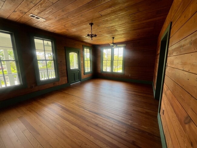 Building Photo - 618 Bayridge Rd