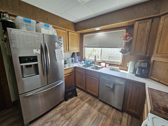 Photo - 147 Thom St