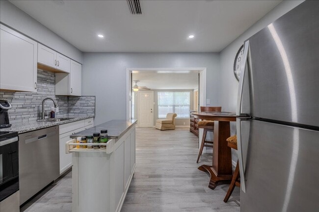 Photo - ANNUAL RENTAL - 3 Bed, 2 Bath Fully Furnis...
