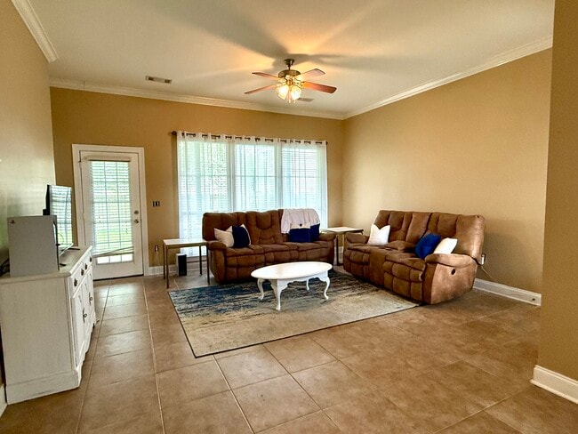 Sala de estar - 3921 Northshore Ave