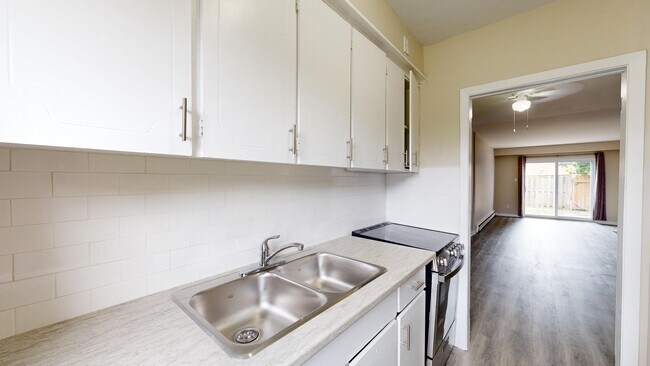 Photo - SPACIOUS TWO BEDROOM THREE LEVEL TOWNHOME IN NORTH CENTRAL LONDON