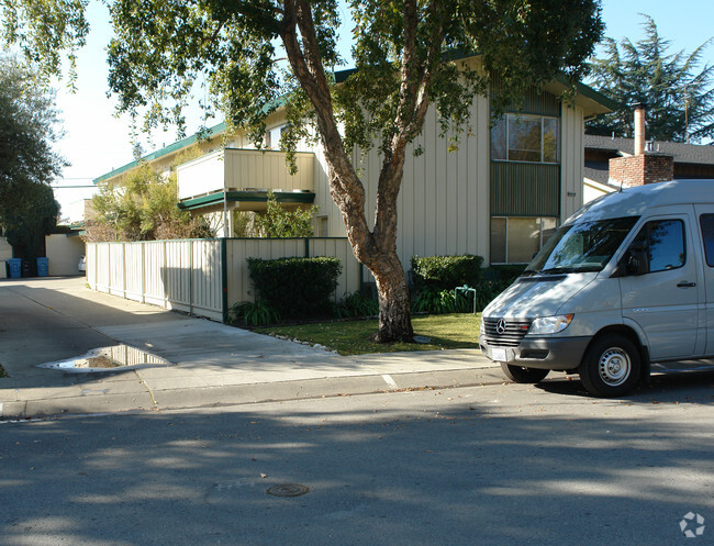 Building Photo - Byron St Apartments