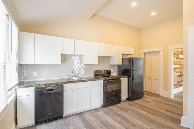 Photo - 37735 Vine St