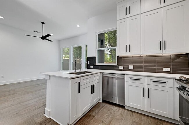 Photo - 2308 Maxwell Ln