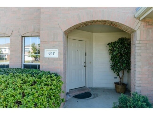 Photo - 617 Oxford Dr