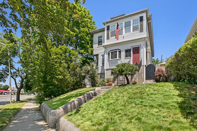 Building Photo - 723 Fellsway