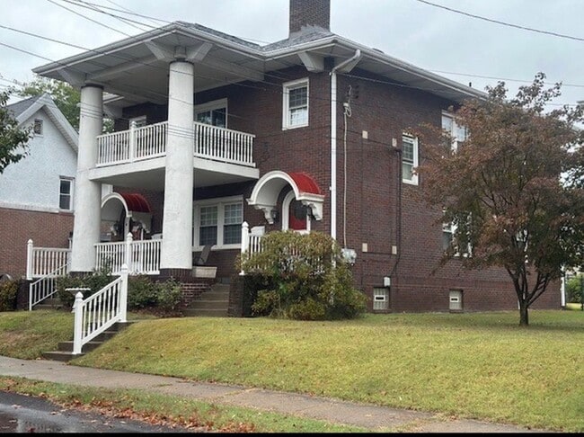 Building Photo - 211 Woodlawn Ave Unit 211