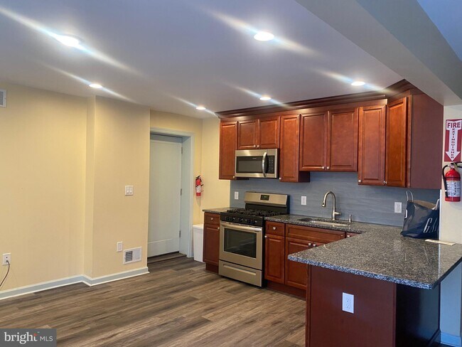 Photo - 401 Lawrence St