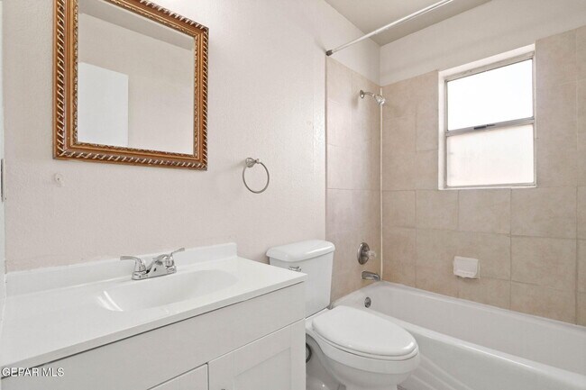 Photo - 8920 Leo St