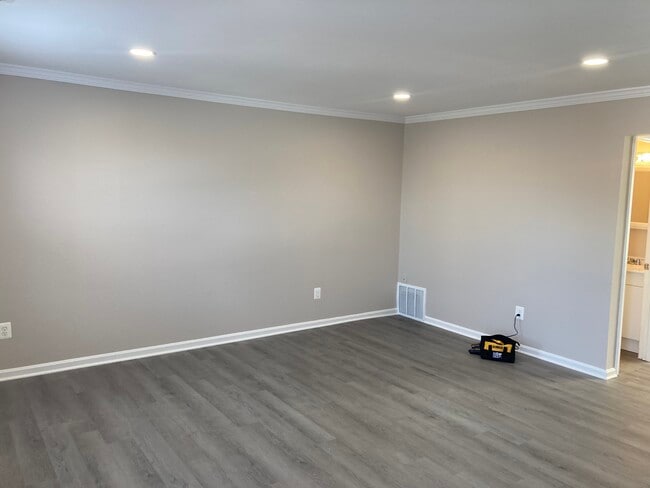 Building Photo - 1605 Addison Rd S