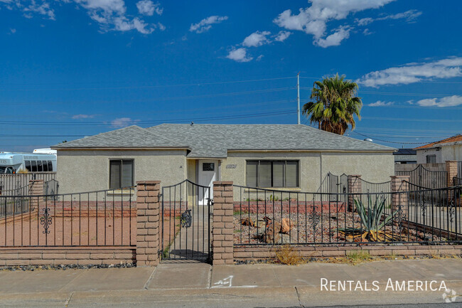 Building Photo - 102 N Cholla St Rental