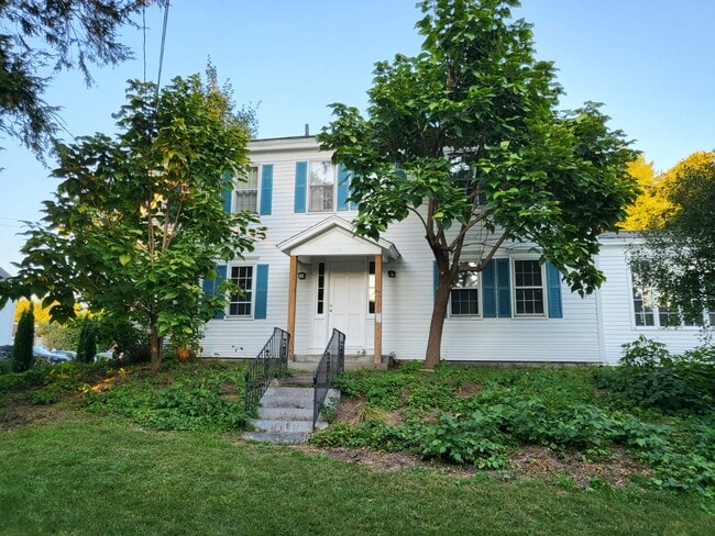 Building Photo - 608 S Pleasant St Unit Apt #1