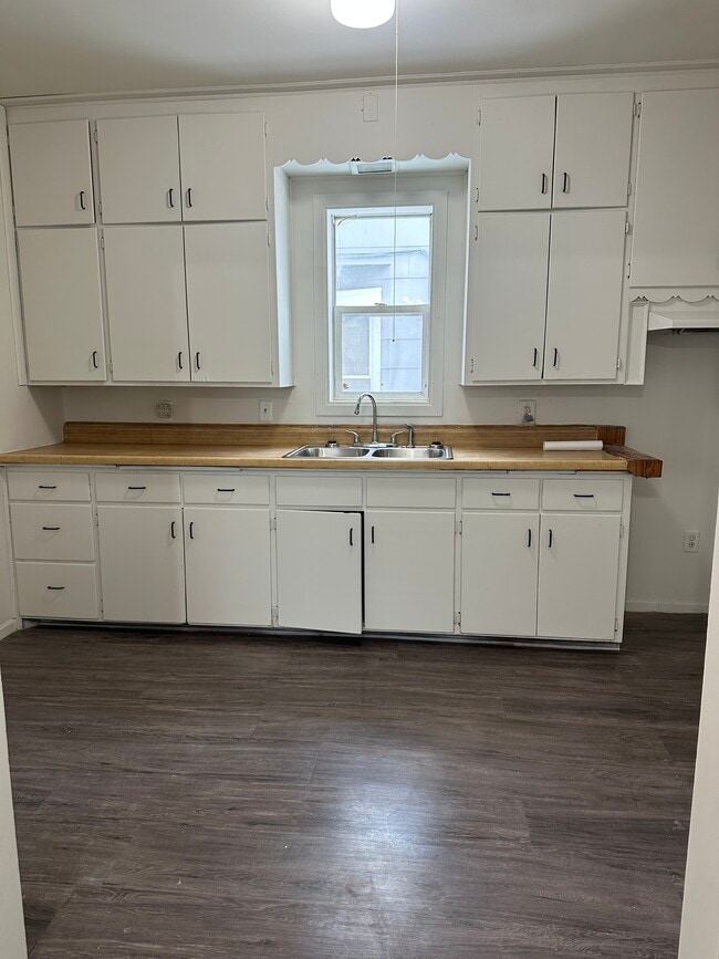 Photo - 730 Thomas Ave