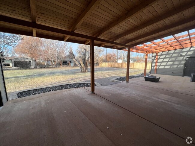 Building Photo - Beautiful newly remodeled home