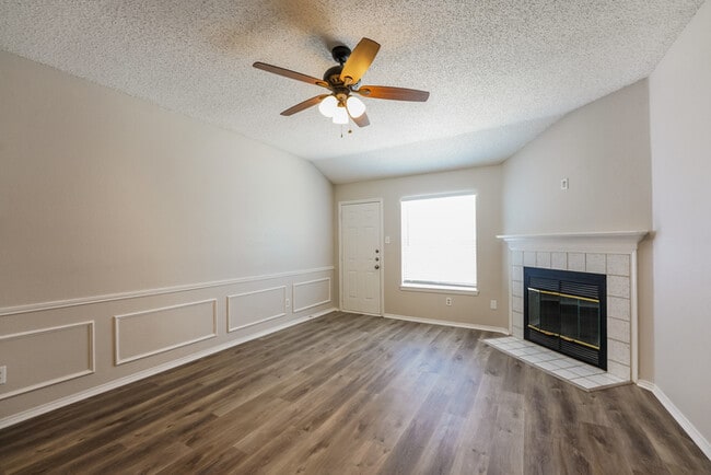 Photo - 1005 Meadowbend Dr