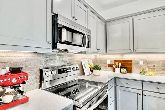 Sign a Lease By the End of July and Receive One Month of FREE Rent! Luxury 3 Bedroom 2.5 Bath Tow...