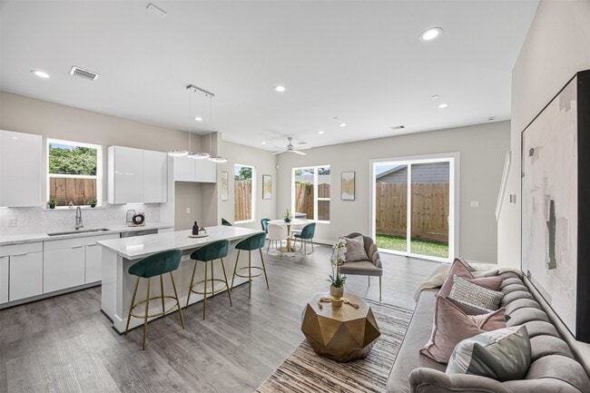 Photo - 853 Prosper St